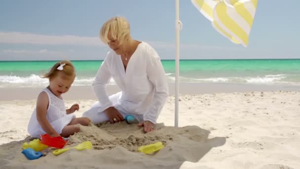 Mała dziewczynka klejenie na plaży — Wideo stockowe