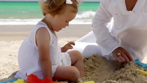 Játszik egy trópusi tengerparton kislány — Stock videók