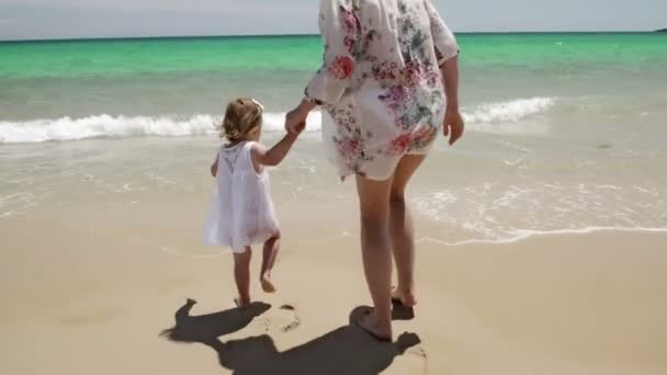 Mor och dotter njuter av stranden — Stockvideo