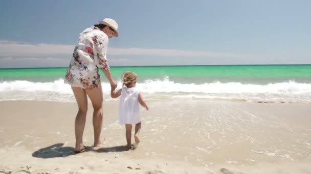 Roztomilá dívka s maminkou na pláži — Stock video