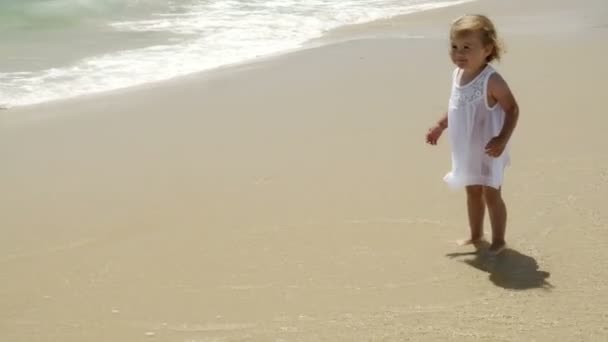 Liten söt flicka på stranden — Stockvideo