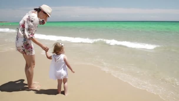 妈妈与小女孩享受海洋 — 图库视频影像