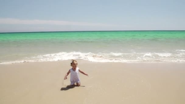 Маленькая девочка на пляже — стоковое видео