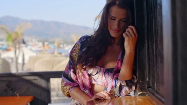 Женщина на балконе пляжного курорта — стоковое видео