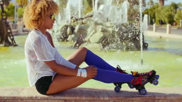 Gadis Seksi menyesuaikan roller skates — Stok Video