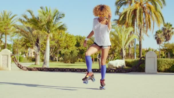 Girl Dancing on Roller Skates — Stock Video