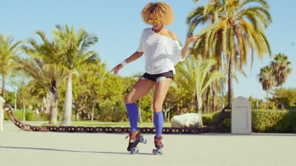 Fille danse sur patins à roulettes — Video