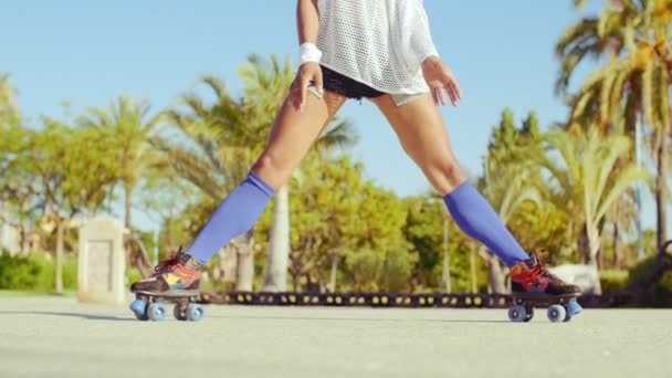 Menina fazendo divisões em patins — Vídeo de Stock