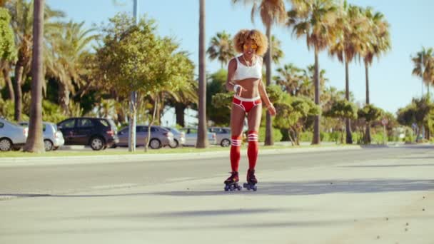 Sexy meisje rijden op rolschaatsen — Stockvideo