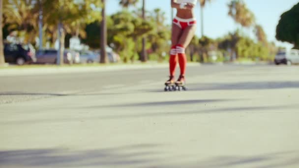 Роликові скейт дівчина їзда — стокове відео