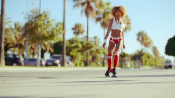 Sexy Mädchen reitet auf Rollschuhen — Stockvideo