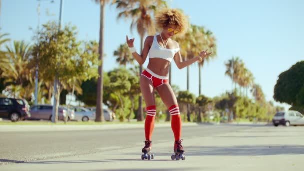 Афро американська дівчина на роликових ковзанах — стокове відео