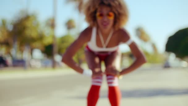 Girl Doing Poses on Roller Skates — Stock Video