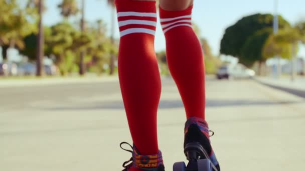 Sexy terug van roller skate meisje — Stockvideo
