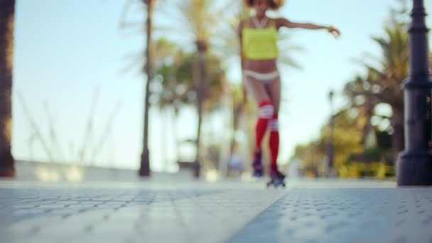 Fille de patinage à rouleaux — Video