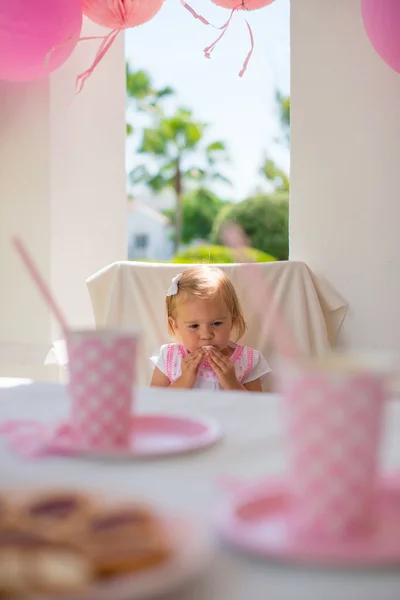 Pequena princesa sentada na festa de aniversário — Fotografia de Stock
