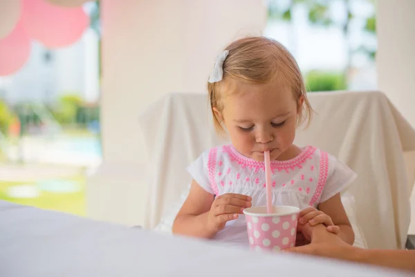 Mãe dá sua filha beber — Fotografia de Stock