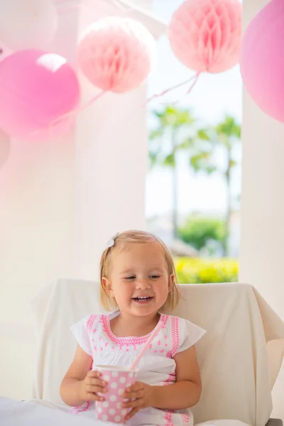 Glückliches kleines Mädchen — Stockfoto