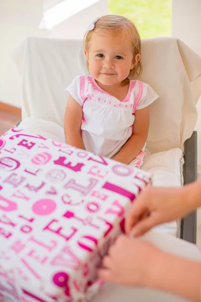 Menina recebe presente de aniversário — Fotografia de Stock