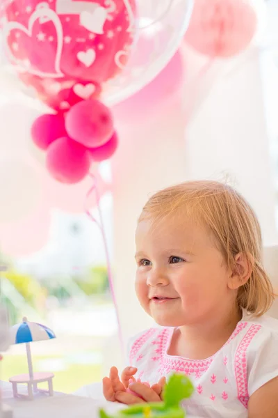 Kleines Mädchen mit Geburtstagsgeschenk — Stockfoto