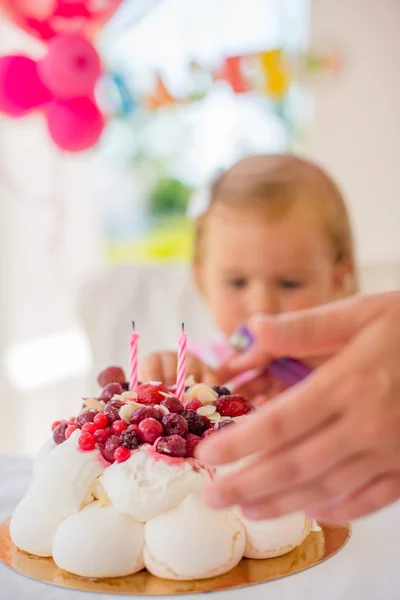 Kislány ünnepli a születésnapját. — Stock Fotó