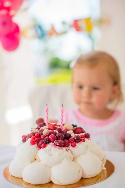 Küçük kız için mumlarla Doğum günü pastası — Stok fotoğraf