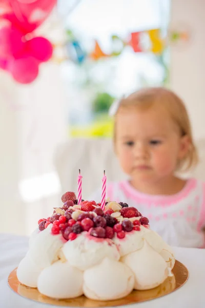 День народження торт зі свічками для маленької дівчинки — стокове фото