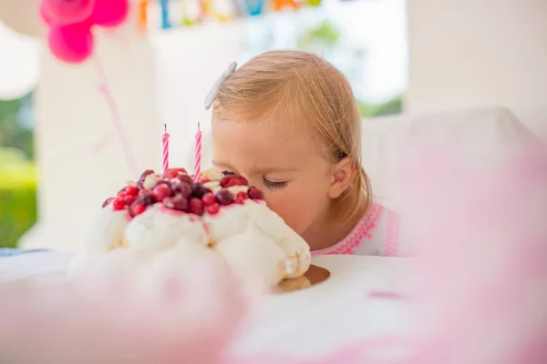 Aranyos lány születésnapi torta eszik — Stock Fotó