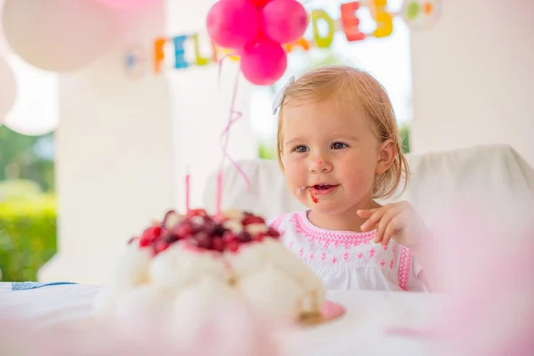 Söt flicka äta födelsedagstårta — Stockfoto