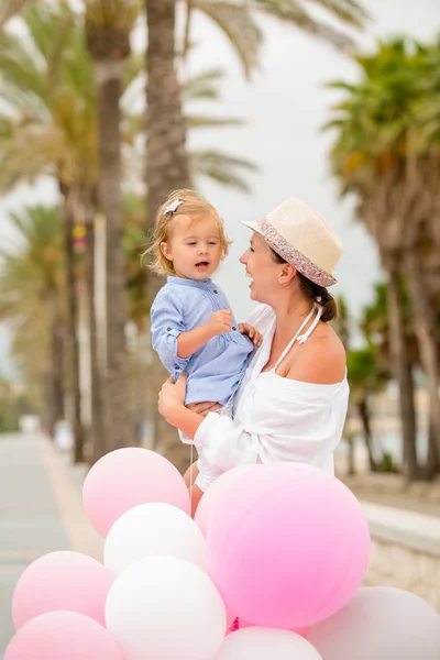 Trendy young mother with a baby daughter — Φωτογραφία Αρχείου