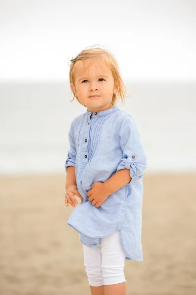 Menina curiosa bonito na praia — Fotografia de Stock