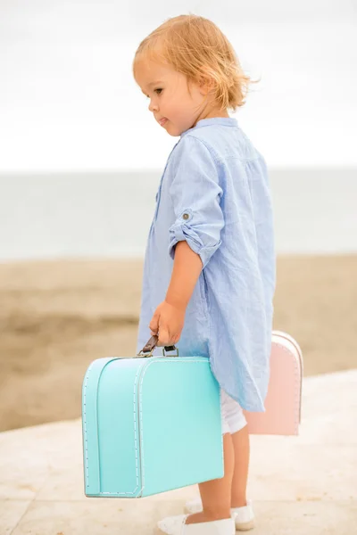 Pieni tyttö lomalla meren rannalla — kuvapankkivalokuva