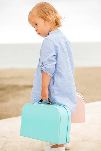 Bambina in vacanza al mare — Foto Stock