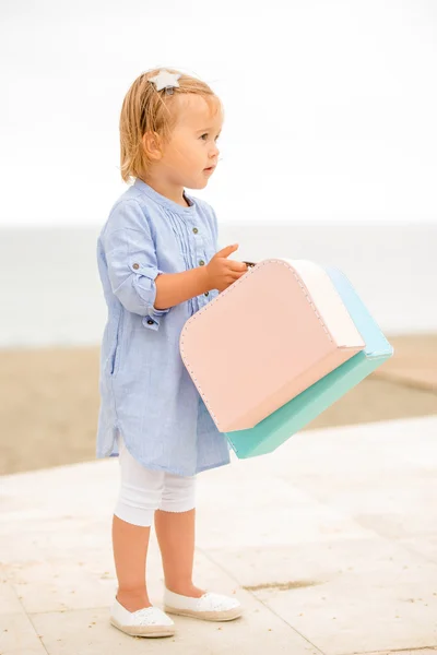 Красивая маленькая девочка на летних каникулах — стоковое фото