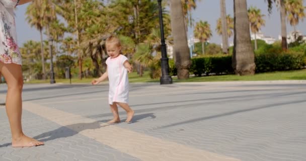 Pequeña chica persiguiendo burbujas de aire — Vídeo de stock