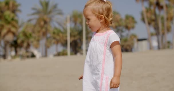 Гарненька блондинка дівчинка на пляжі на тропічних погода — стокове відео