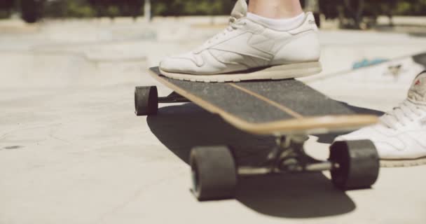 Man die met een voet op een skateboard — Stockvideo