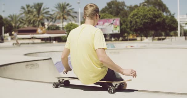 Pojke på skateboardpark att sätta på solglasögon — Stockvideo