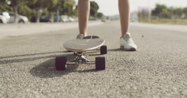 Menino de pé com seu skate — Vídeo de Stock