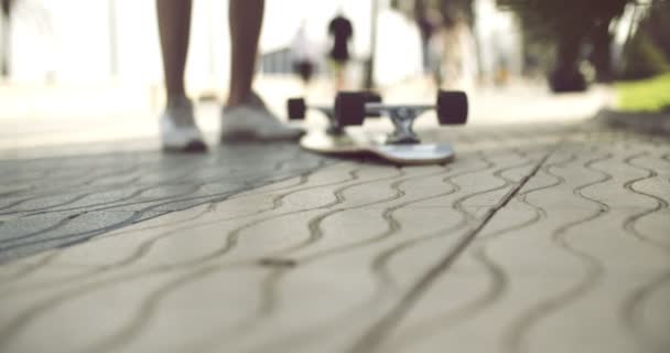 Longboard do góry nogami na betonowym podłożu — Wideo stockowe