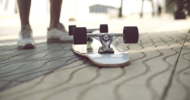 Longboard à l'envers sur un sol en béton — Video