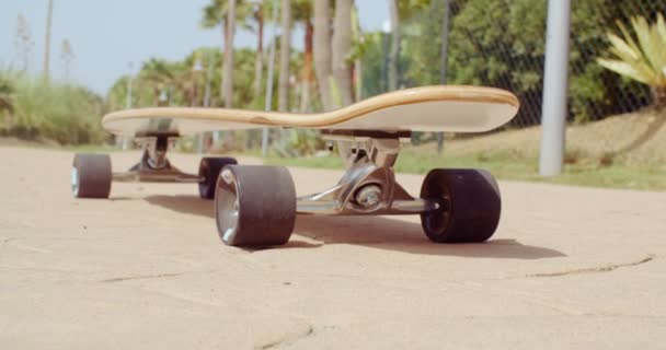 Longboard odpočívá na zemi na ulici — Stock video