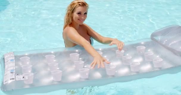 Mulher sedutora com colchão flutuante na piscina — Vídeo de Stock