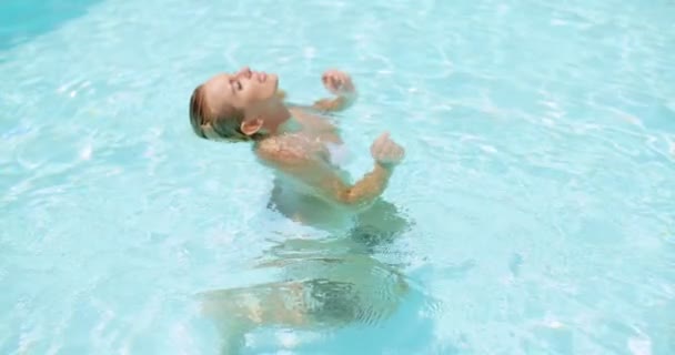 Mujer seductora en la piscina sosteniendo su cuello — Vídeo de stock