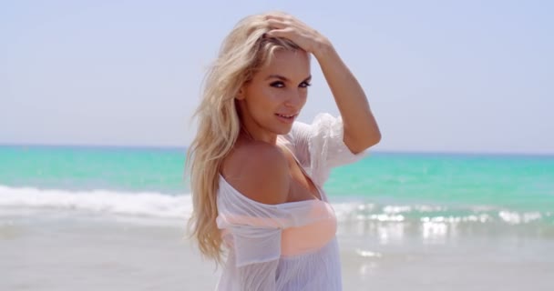 Krásná žena na pláži usmívá se v kameře — Stock video