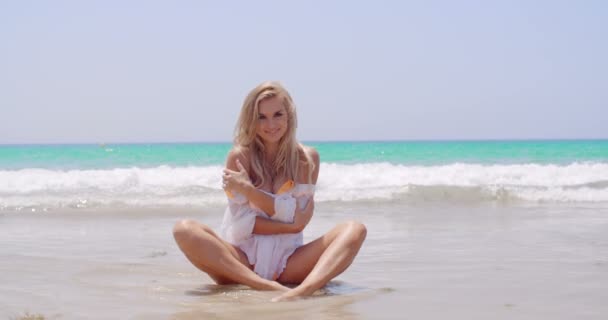 Sexy vrouw op het strand glimlachend op de camera — Stockvideo