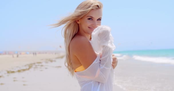 Bedårande flicka poserar på tropiska stranden — Stockvideo