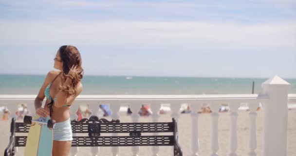 Młoda kobieta, opierając się na jej deskorolka — Wideo stockowe