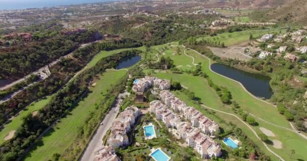 房屋和高尔夫球场在西班牙安达卢西亚 — 图库视频影像