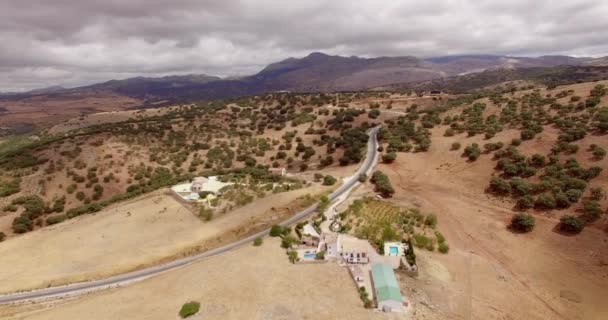 Casa na colina nas montanhas — Vídeo de Stock